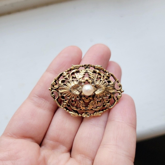 Vintage Gold Victorian Style Ornate Faux Pearl Oval Filigree Lapel Boucher Pin - Picture 3 of 7
